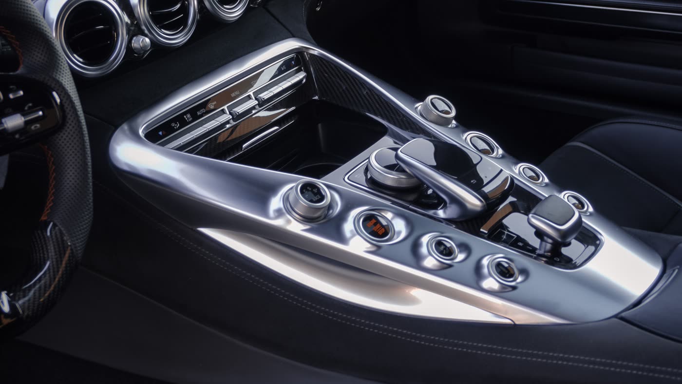 Detalhe de console automotivo tratado com LUT proprietário da MOVS