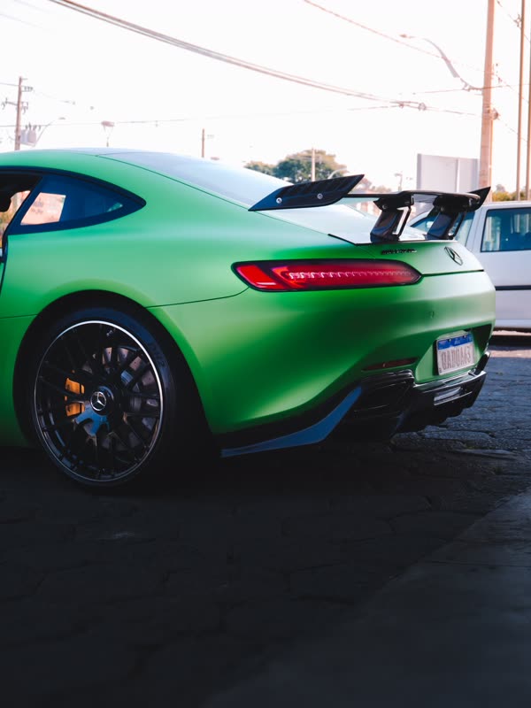 Mercedes-AMG GT verde fosco em ângulo traseiro