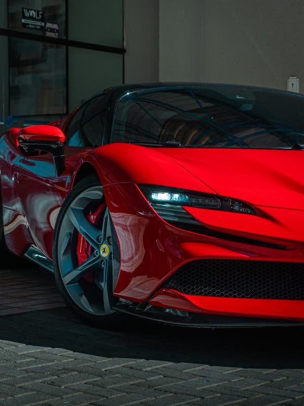 Detalhe frontal de superesportivo vermelho
