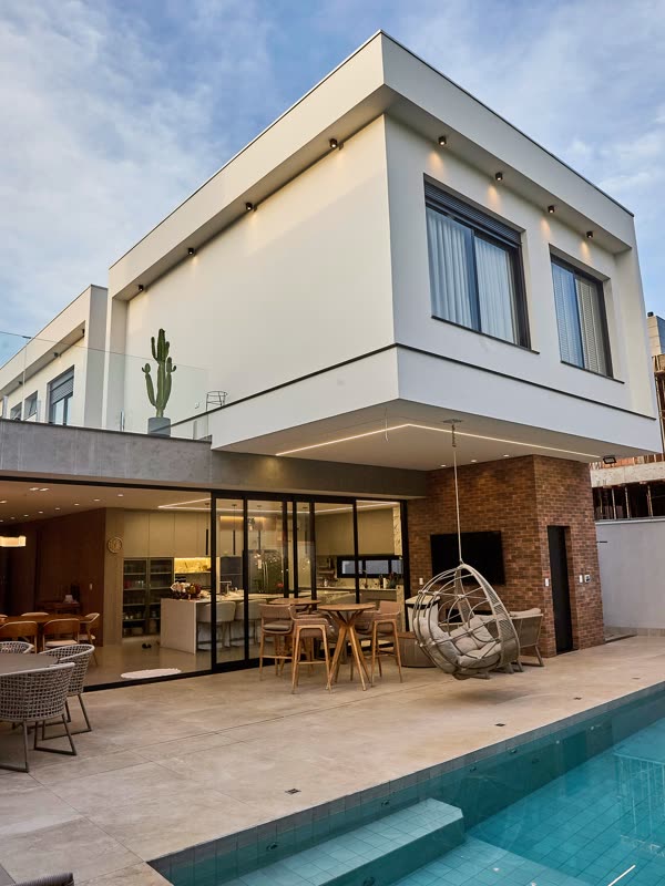 Residência de alto padrão com piscina