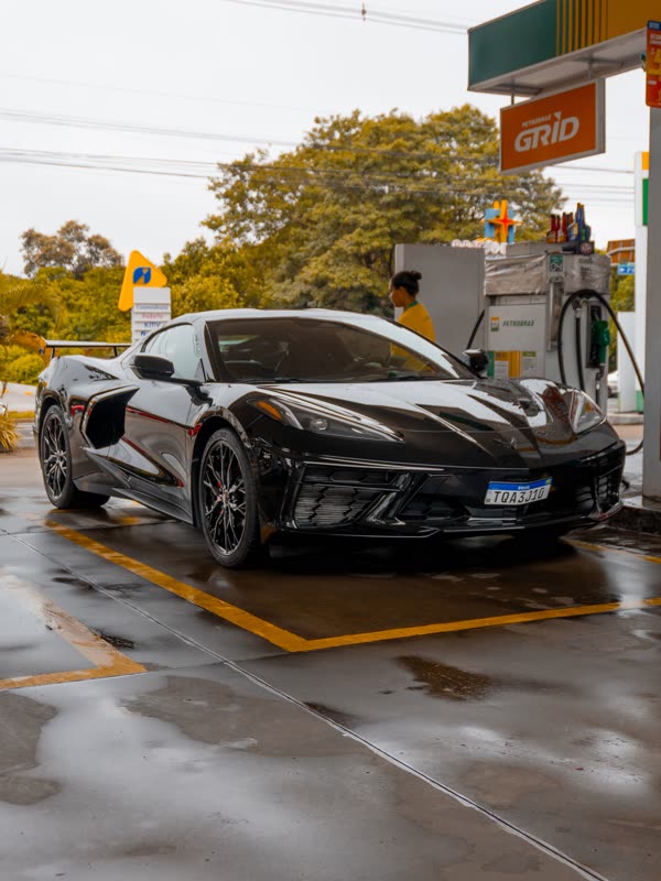 Chevrolet Corvette C8 preta em piso molhado