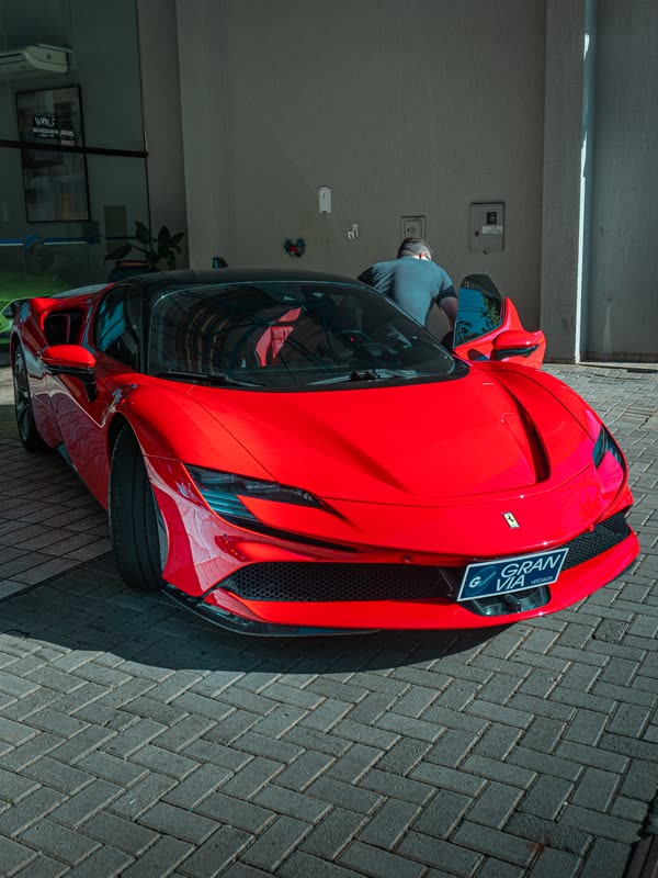 Ferrari SF90 vermelha em ângulo dianteiro
