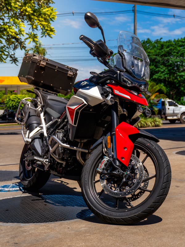 Motocicleta esportiva em estúdio de rua