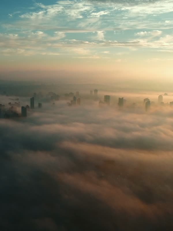 Mar de nuvens sobre a cidade